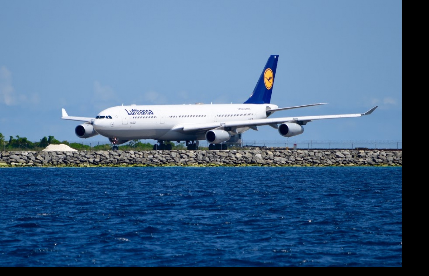 ޖަރުމަނުގެ ލުފްތާންސާ އެއާލައިންގެ މަތިންދާބޯޓެއް ވެލާނާ އިންޓަނޭޝަނަލް އެއާޕޯޓުގައި: ކޮންޑޯގެ ދަތުރުތައް މެދުކަނޑާލިއިރު ލުފްތާންސާގެ ދަތުރުތައް ވެސް ހޫނު މޫސުމާ ދިމާކޮށް މިއަދުން ފެށިގެން މެދުކަނޑާލާފައި. ފޮޓޯ: ފައިޒާން މުހައްމަދު