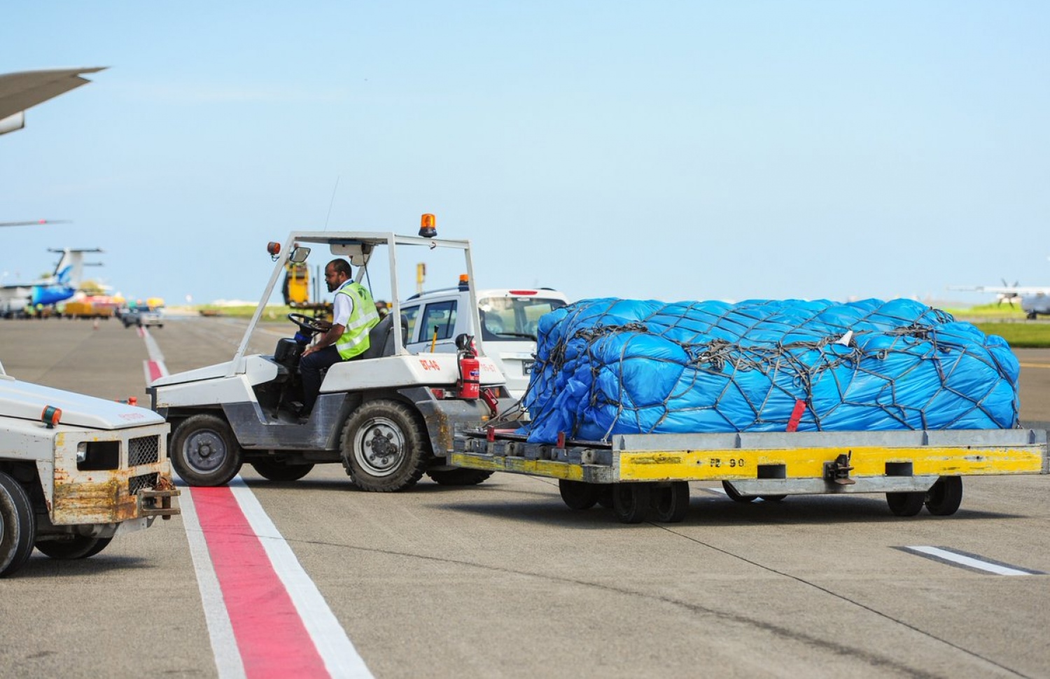 ރާއްޖެއަށް ގެނައި މުދާތަކެއް ވެލާނާ އެއާޕޯޓުގައި އޮތް މަތިންދާބޯޓަކުން ބާލައިގެން އިއްޔެ ގެންދަނީ. ފޮޓޯ: އެމްއޭސީއެލް