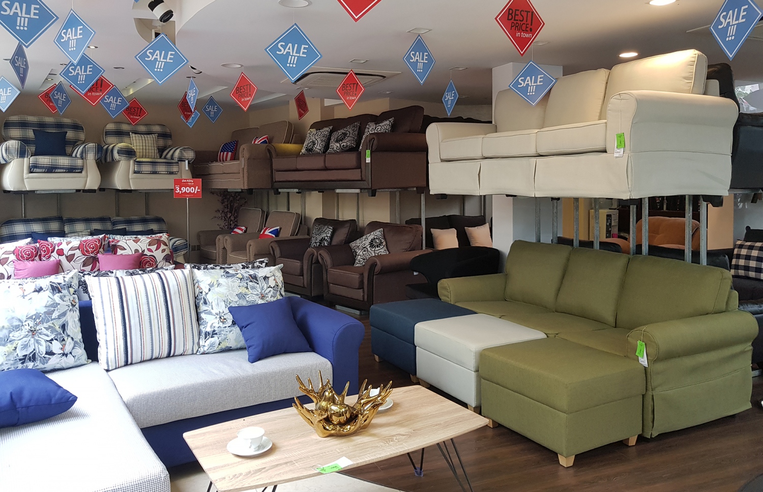 ސަންފްރޮންޓް ލިވިން ޝޯ ރޫމުގައި ވިއްކަން ހުރި ބައެއް ސޯފާ ގޮނޑިތައް.-- ފޮޓޯ: ސަންފްރޮންޓް ލިވިން