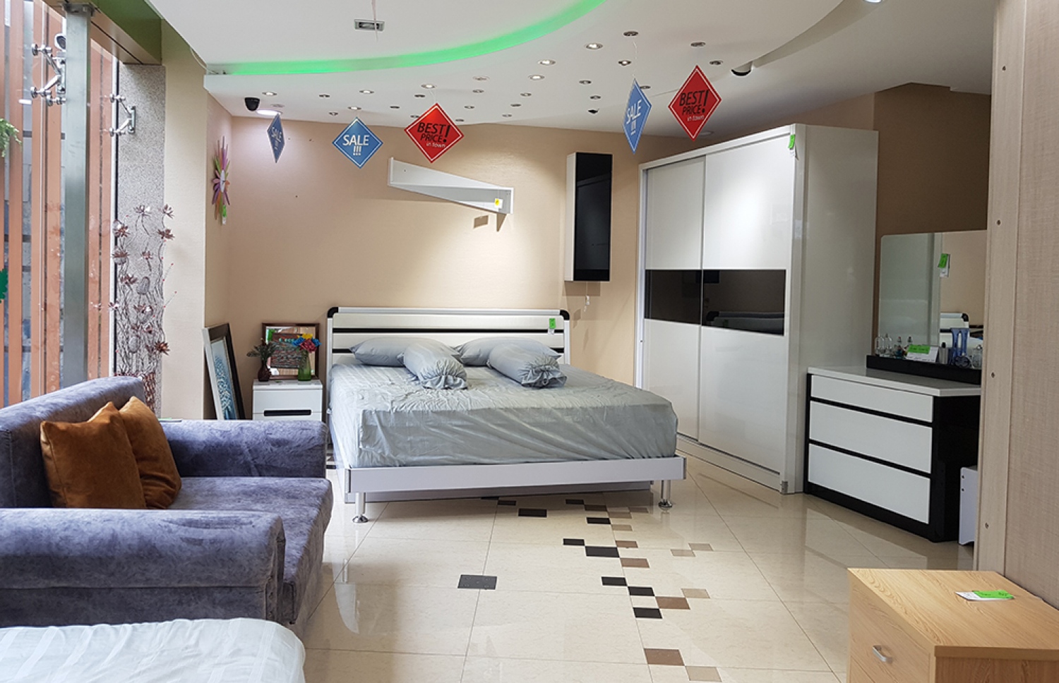 ސަންފްރޮންޓް ލިވިން ޝޯ ރޫމުގައި ވިއްކަން ހުރި ބައެއް ފަރުނީޗަރު.-- ފޮޓޯ: ސަންފްރޮންޓް ލިވިން