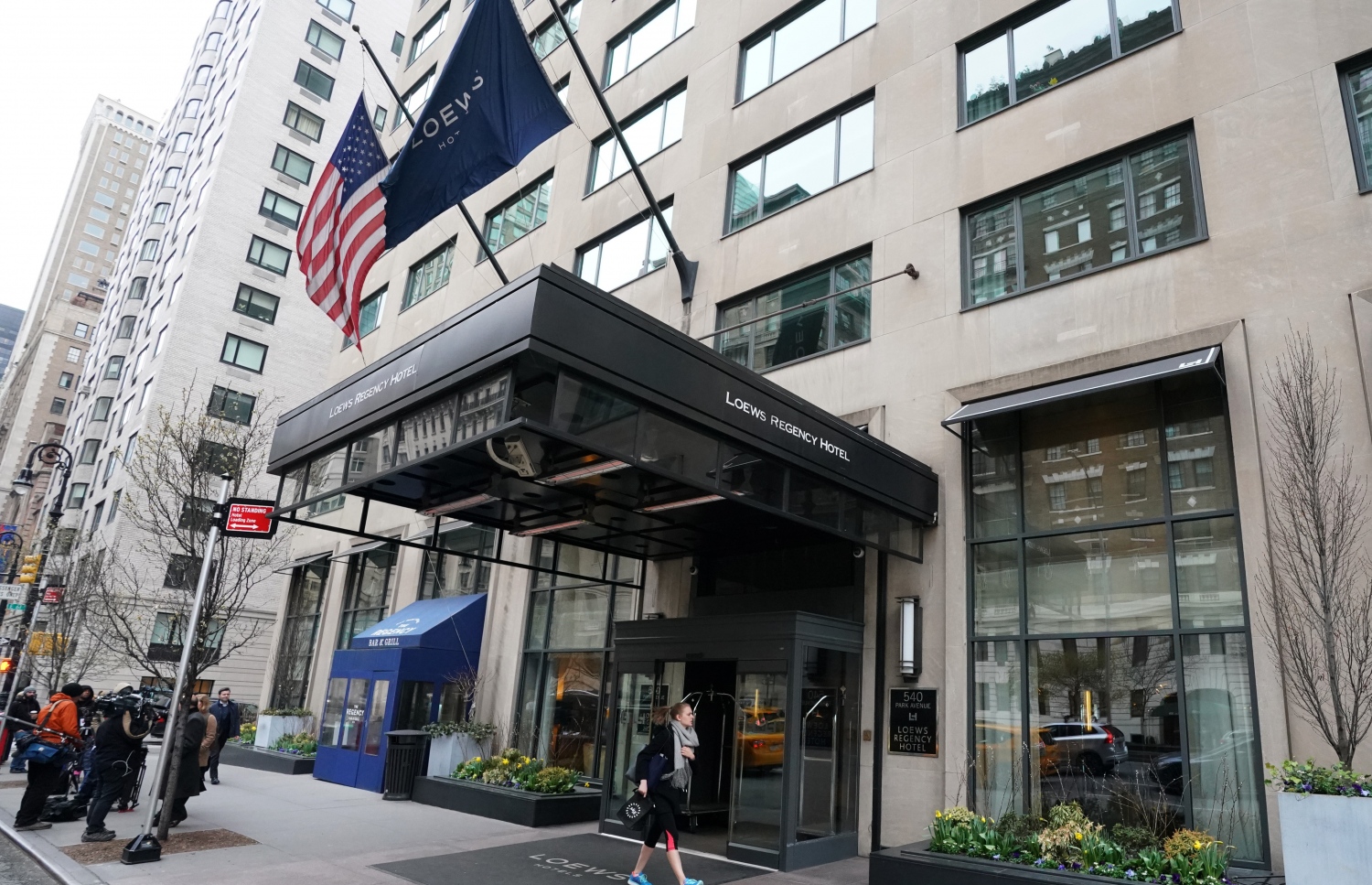 ޓްރަމްޕުގެ ވަކީލް ކޯއެންގެ އޮފީހާއި ލޯއެވްސް ރީޖެންސީ ހޮޓެލްގައި ހުންން ކޯއެންގެ ކޮޓަރީ އެފްބީއައި އިން ވަނީ ބަލާ ފާސްކޮށްފި. --ފޮޓޯ:އޭއެފްޕީ