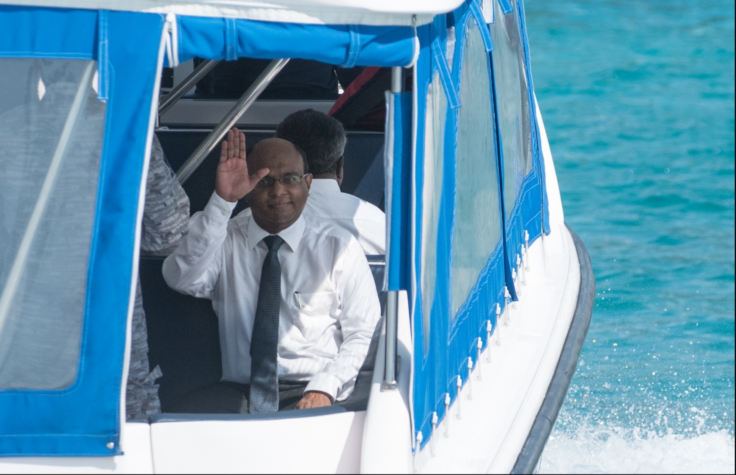 ރިޝްވަތު ހިފައިގެން ވެރިކަން ވައްޓާލަން އުޅުމުގެ ތުހުމަތުގައި ހައްޔަރުކޮށްފައި ހުންނެވި އުއްތަމަ ފަނޑިޔާރު އަބްދުﷲ ސައީދު ކޯޓަށް ގެންދިއުމަށްޓަކައި ޕޮލިސް ލޯންޗުގައި މާލެ ގެންނަނީ. --ފޮޓޯ: ހުސައިން ވަހީދު/މިހާރު