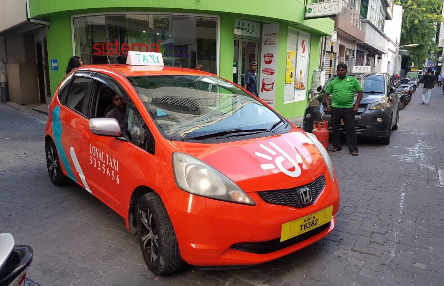 ދިރާގު އިސްތިހާރު ޖަހާފައިވާ ޓެކްސީއެއް: ދިރާގު ޕޭ އިން ޓެކްސީއަށް ފައިސާ ދެއްކުމުން ހިލޭ 1،500ރ. ލިބޭ ޕްރޮމޯޝަނެއް ވަނީ ފަށާފައި. ފޮޓޯ: ދިރާގު