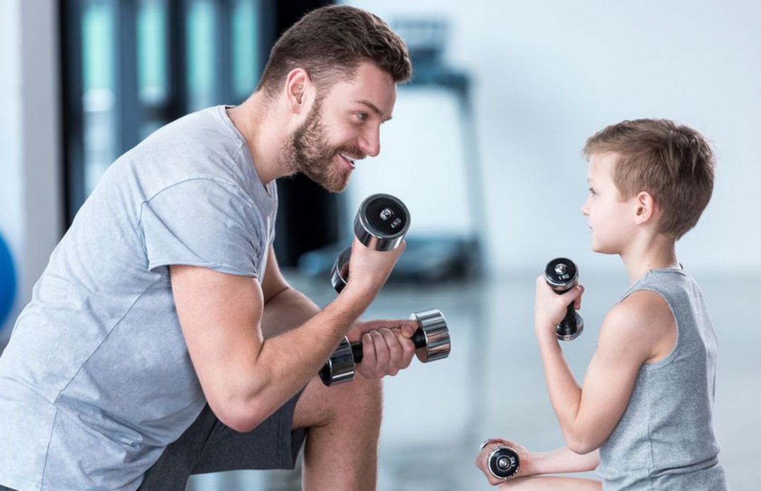 ބައްޕައަކު ދަރިފުޅާ އެކު ކަސްރަތު ކުރަނީ: ކަސްރަތު ކުރާ ފިރިހެނުންނަށް ލިބޭ ދަރިން ވިސްނުން ތޫނުވޭ.