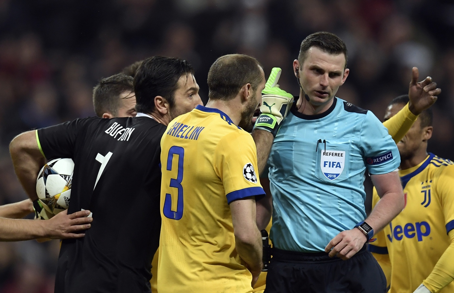 ޔުވެންޓަސްގެ ކުޅުންތެރިން ރެފްރީ ވަށާލައިގެން. --ފޮޓޯ: އޭއެފްޕީ