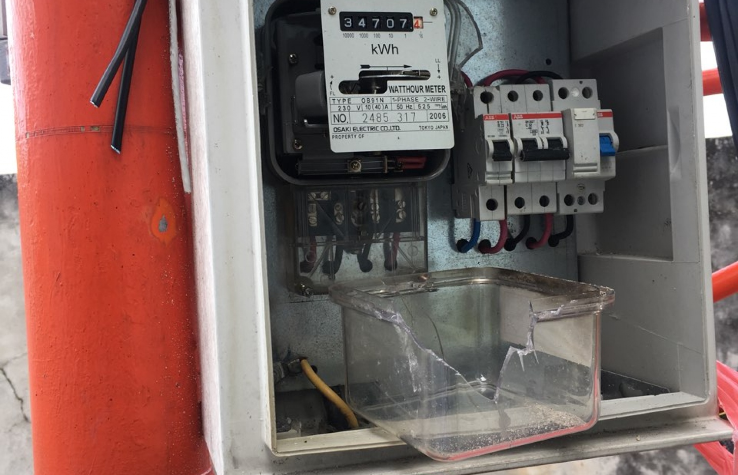 އޮޅުވެލިފުއްޓަށް ހޮނު އަޅައި، އެ ރަށުގައި ހުރި ކަރަންޓު ބޯޑަކަށް ގެއްލުން ލިބިފައި.--- ފޮޓޯ: ކައުންސިލް