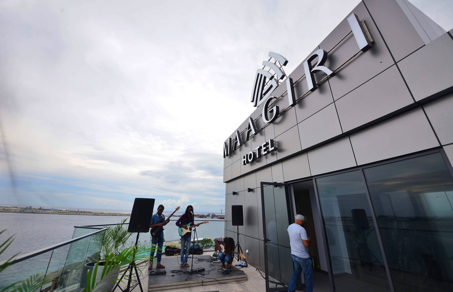 މާލޭގައި އަލަށް ހުޅުވި މާގިރި ހޮޓެލްގެ ޓެރަސް: މި ހޮޓަލުގައި ތަފާތު ހަތަރު ކެޓަގަރީގެ ކޮޓަރި ހުރޭ. ފޮޓޯ: ހުސެއިން ވަހީދު /މިހާރު