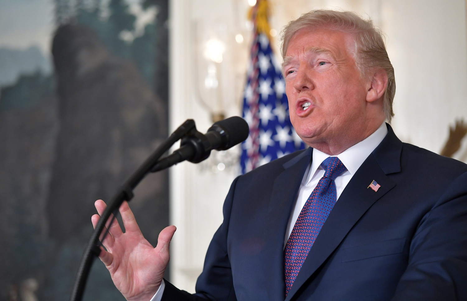 ސީރިއާ އަށް ހަމަލާ ދޭން ފަށައިފިކަން ރައީސް ޑޮނަލްޑް ޓްރަމްޕް ގައުމާ މުޚާތަބް ކުރައްވާ ދެއްވި ތަގްރީރުގައި އިއުލާން ކުރައްވަނީ. --ފޮޓޯ:އޭއެފްޕީ