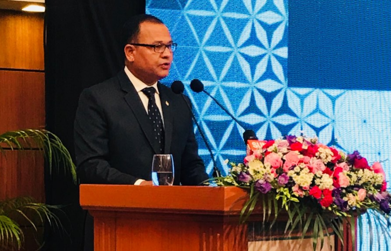 ދީނީ ހިޔާލުތަފާތުވުންތައް ނައްތާލަން މަޝްވަރާ ކުރާ ބައްދަލުވުމުގައި ޑިފެންސް މިނިސްޓަރު އާދަމް ޝަރީފް ވާހަކަ ދައްކަވަނީ. --ފޮޓޯ/ އިސްލާމިކް މިނިސްޓްރީ