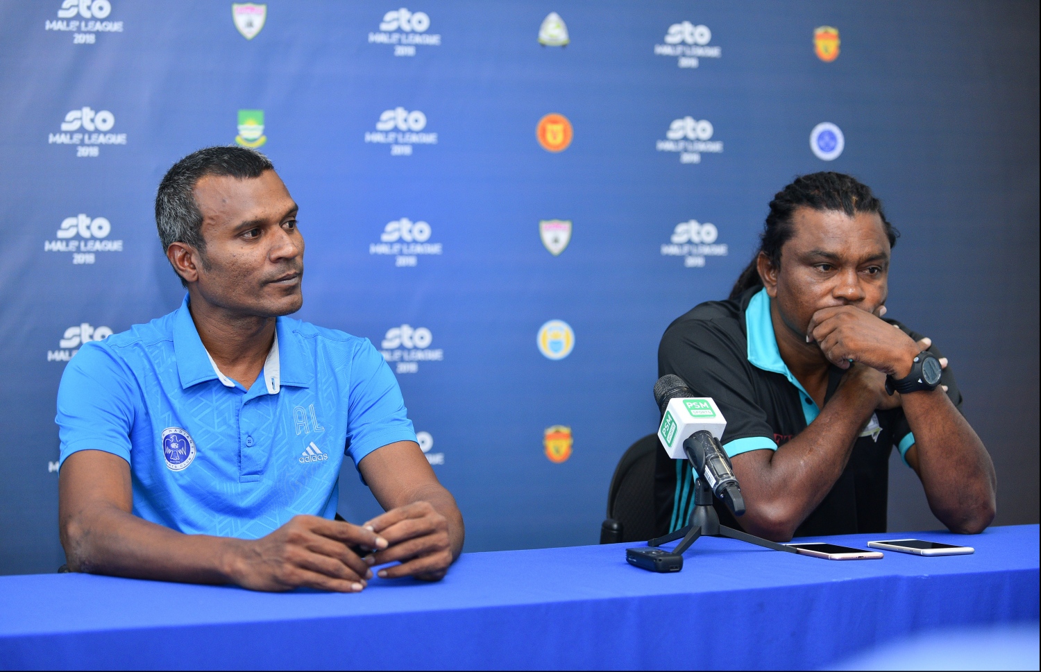 މެޗުގެ ކުރިން އޮތް ނޫސްވެރިންގެ ބައްދަލުވުމުގެ ތެރެއިން ސުޒޭން (ކ) އާއި ސަމްޕަތު. -- ފޮޓޯ: ހުސެއިން ވަހީދު/ މިހާރު