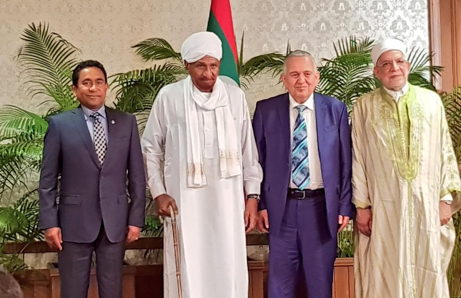 ރައީސަށް އެވޯޑު އަރުވަނީ. --ފޮޓޯ: ރައީސް އޮފީސް