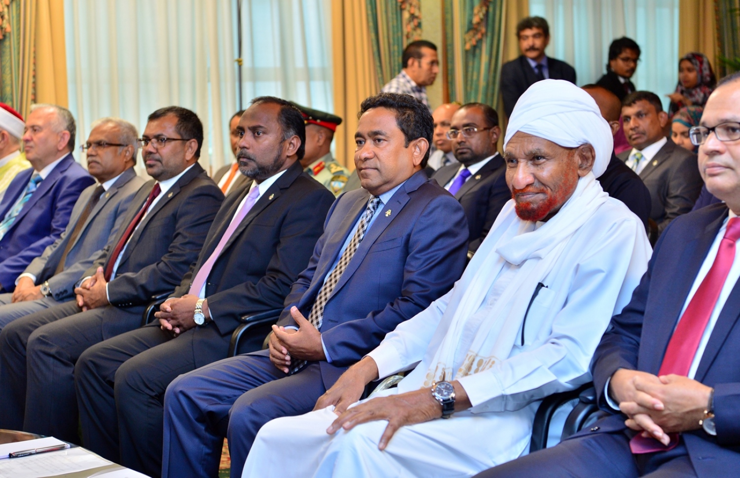 މާލެ: އޭޕްރިލް 15، 2018: އިސްލާމް ދީނުގެ އަސާސްތައް ކުރިއަރުވައި ސައްހަ މައުލޫމާތު ފެތުރުމާއި ދީނީ ގޮތުން ހައްދު ފަހަނައަޅައިދިއުމާއި ޓެރަރިޒަމާ ދެކޮޅަށް ކުރައްވާ މަސައްކަތްޕުޅުގެ އަގު ވަޒަންކޮށް، އިންޓަނޭޝަނަލް މޮޑެރޭޝަން ފޯރަމް އިން ޚާއްސަ އެވޯޑެއް ރައީސް އަބްދުﷲ ޔާމީނަށް އެރުވުމަށް ރައީސް އޮފީހުގައި ބޭއްވި ރަސްމިއްޔާތުގައި، ސޫދާންގެ ކުރީގެ ބޮޑުވަޒީރު އަދި އިންޓަނޭޝަނަލް މޮޑެރޭޝަން ފޯރަމްގެ ރައީސް، އައްސާދިގު އައްސިއްދީގު އަބްދުއްރަހްމާން އަލްމަހްދީ(ކ-2) އާއި ރައީސް އަބްދުﷲ ޔާމީން(މ) އަދި އިސްލާމިކް މިނިސްޓަރު ޒިޔާދު ބާގިރު(ވ) ބައިވެރިވެ ވަޑައިގަންނަވަނީ.-- ފޮޓޯ: ރައީސް އޮފީސް