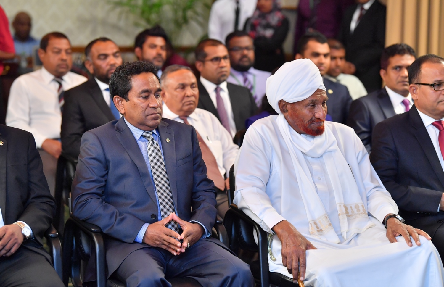 މާލެ: އޭޕްރިލް 15، 2018: އިސްލާމް ދީނުގެ އަސާސްތައް ކުރިއަރުވައި ސައްހަ މައުލޫމާތު ފެތުރުމާއި ދީނީ ގޮތުން ހައްދު ފަހަނައަޅައިދިއުމާއި ޓެރަރިޒަމާ ދެކޮޅަށް ކުރައްވާ މަސައްކަތްޕުޅުގެ އަގު ވަޒަންކޮށް، އިންޓަނޭޝަނަލް މޮޑެރޭޝަން ފޯރަމް އިން ޚާއްސަ އެވޯޑެއް ރައީސް އަބްދުﷲ ޔާމީނަށް އެރުވުމަށް ރައީސް އޮފީހުގައި ބޭއްވި ރަސްމިއްޔާތުގައި، ސޫދާންގެ ކުރީގެ ބޮޑުވަޒީރު އަދި އިންޓަނޭޝަނަލް މޮޑެރޭޝަން ފޯރަމްގެ ރައީސް، އައްސާދިގު އައްސިއްދީގު އަބްދުއްރަހްމާން އަލްމަހްދީ(ކ) އާއި ރައީސް އަބްދުﷲ ޔާމީން(ވ) ބައިވެރިވެ ވަޑައިގަންނަވަނީ.-- ފޮޓޯ: ރައީސް އޮފީސް