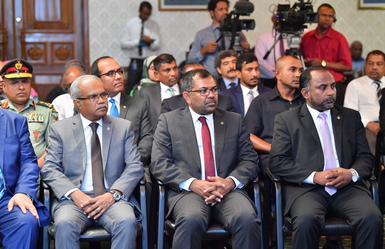 މާލެ: އޭޕްރިލް 15، 2018: އިސްލާމް ދީނުގެ އަސާސްތައް ކުރިއަރުވައި ސައްހަ މައުލޫމާތު ފެތުރުމާއި ދީނީ ގޮތުން ހައްދު ފަހަނައަޅައިދިއުމާއި ޓެރަރިޒަމާ ދެކޮޅަށް ކުރައްވާ މަސައްކަތްޕުޅުގެ އަގު ވަޒަންކޮށް، އިންޓަނޭޝަނަލް މޮޑެރޭޝަން ފޯރަމް އިން ޚާއްސަ އެވޯޑެއް ރައީސް އަބްދުﷲ ޔާމީނަށް އެރުވުމަށް ރައީސް އޮފީހުގައި ބޭއްވި ރަސްމިއްޔާތުގައި، އިސްލާމިކް މިނިސްޓަރު ޒިޔާދު ބާގިރު(ކ)، ޓޫރިޒަމް މިނިސްޓަރު މޫސާ ޒަމީރު(މ) އަދި ފޮރިން މިނިސްޓަރު އާސިމް އަހުމަދު(ވ) ބައިވެރިވެ ވަޑައިގަންނަވަނީ.-- ފޮޓޯ: ރައީސް އޮފީސް