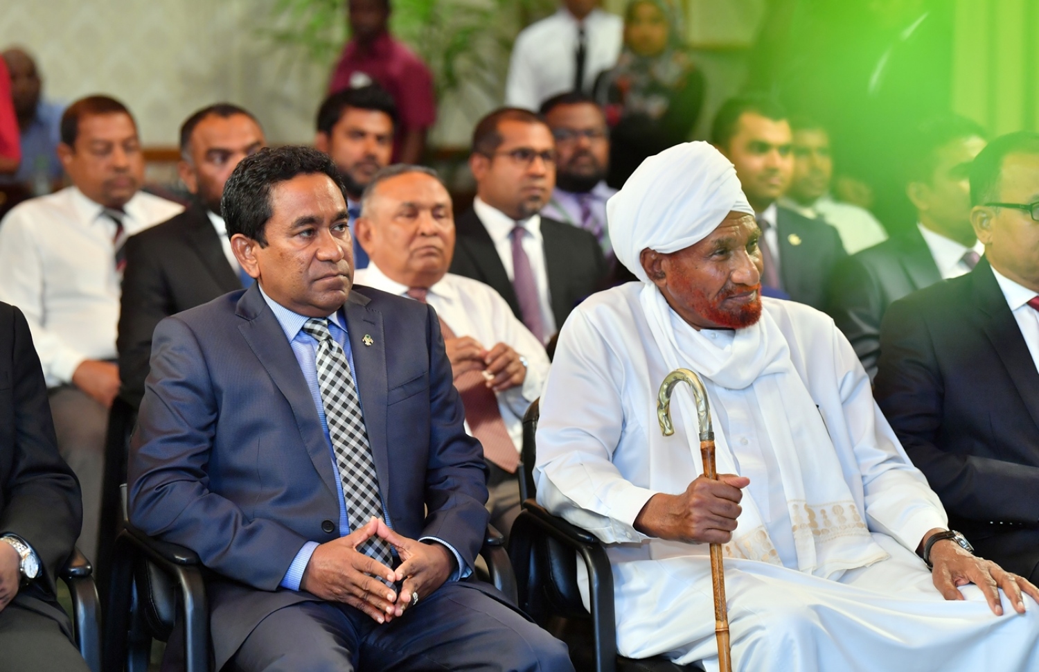 މާލެ: އޭޕްރިލް 15، 2018: އިސްލާމް ދީނުގެ އަސާސްތައް ކުރިއަރުވައި ސައްހަ މައުލޫމާތު ފެތުރުމާއި ދީނީ ގޮތުން ހައްދު ފަހަނައަޅައިދިއުމާއި ޓެރަރިޒަމާ ދެކޮޅަށް ކުރައްވާ މަސައްކަތްޕުޅުގެ އަގު ވަޒަންކޮށް، އިންޓަނޭޝަނަލް މޮޑެރޭޝަން ފޯރަމް އިން ޚާއްސަ އެވޯޑެއް ރައީސް އަބްދުﷲ ޔާމީނަށް އެރުވުމަށް ރައީސް އޮފީހުގައި ބޭއްވި ރަސްމިއްޔާތުގައި، ސޫދާންގެ ކުރީގެ ބޮޑުވަޒީރު އަދި އިންޓަނޭޝަނަލް މޮޑެރޭޝަން ފޯރަމްގެ ރައީސް، އައްސާދިގު އައްސިއްދީގު އަބްދުއްރަހްމާން އަލްމަހްދީ(ކ) އާއި ރައީސް އަބްދުﷲ ޔާމީން(ވ)ބައިވެރިވެ ވަޑައިގަންނަވަނީ.-- ފޮޓޯ: ރައީސް އޮފީސް