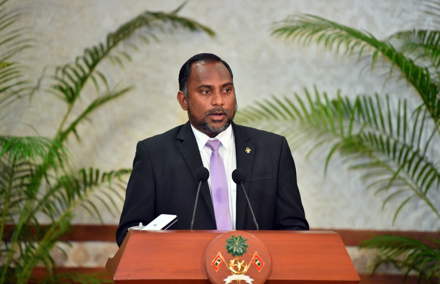 މާލެ: އޭޕްރިލް 15، 2018: އިސްލާމް ދީނުގެ އަސާސްތައް ކުރިއަރުވައި ސައްހަ މައުލޫމާތު ފެތުރުމާއި ދީނީ ގޮތުން ހައްދު ފަހަނައަޅައިދިއުމާއި ޓެރަރިޒަމާ ދެކޮޅަށް ކުރައްވާ މަސައްކަތްޕުޅުގެ އަގު ވަޒަންކޮށް، އިންޓަނޭޝަނަލް މޮޑެރޭޝަން ފޯރަމް އިން ޚާއްސަ އެވޯޑެއް ރައީސް އަބްދުﷲ ޔާމީނަށް އެރުވުމަށް ރައީސް އޮފީހުގައި ބޭއްވި ރަސްމިއްޔާތުގައި، އިސްލާމިކް މިނިސްޓަރު ޒިޔާދު ބާގިރު ވާހަކަ ދައްކަވަނީ.-- ފޮޓޯ: ރައީސް އޮފީސް