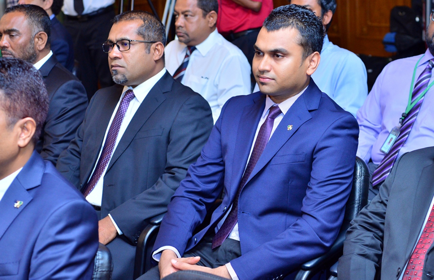 މާލެ: އޭޕްރިލް 15، 2018: އިސްލާމް ދީނުގެ އަސާސްތައް ކުރިއަރުވައި ސައްހަ މައުލޫމާތު ފެތުރުމާއި ދީނީ ގޮތުން ހައްދު ފަހަނައަޅައިދިއުމާއި ޓެރަރިޒަމާ ދެކޮޅަށް ކުރައްވާ މަސައްކަތްޕުޅުގެ އަގު ވަޒަންކޮށް، އިންޓަނޭޝަނަލް މޮޑެރޭޝަން ފޯރަމް އިން ޚާއްސަ އެވޯޑެއް ރައީސް އަބްދުﷲ ޔާމީނަށް އެރުވުމަށް ރައީސް އޮފީހުގައި ބޭއްވި ރަސްމިއްޔާތުގައި، ސަރުކާރުގެ ބައެއް އިސްވެރިން ބައިވެރިވެ ވަޑައިގަންނަވަނީ.-- ފޮޓޯ: ރައީސް އޮފީސް