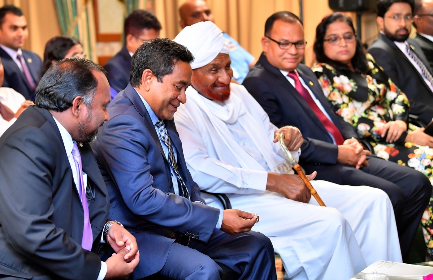 މާލެ: އޭޕްރިލް 15، 2018: އިސްލާމް ދީނުގެ އަސާސްތައް ކުރިއަރުވައި ސައްހަ މައުލޫމާތު ފެތުރުމާއި ދީނީ ގޮތުން ހައްދު ފަހަނައަޅައިދިއުމާއި ޓެރަރިޒަމާ ދެކޮޅަށް ކުރައްވާ މަސައްކަތްޕުޅުގެ އަގު ވަޒަންކޮށް، އިންޓަނޭޝަނަލް މޮޑެރޭޝަން ފޯރަމް އިން ޚާއްސަ އެވޯޑެއް ރައީސް އަބްދުﷲ ޔާމީނަށް އެރުވުމަށް ރައީސް އޮފީހުގައި ބޭއްވި ރަސްމިއްޔާތުގައި، ސޫދާންގެ ކުރީގެ ބޮޑުވަޒީރު އަދި އިންޓަނޭޝަނަލް މޮޑެރޭޝަން ފޯރަމްގެ ރައީސް، އައްސާދިގު އައްސިއްދީގު އަބްދުއްރަހްމާން އަލްމަހްދީ(ކ-2) އާއި ރައީސް އަބްދުﷲ ޔާމީން(މ) އަދި އިސްލާމިކް މިނިސްޓަރު ޒިޔާދު ބާގިރު(ވ) ބައިވެރިވެ ވަޑައިގަންނަވަނީ.-- ފޮޓޯ: ރައީސް އޮފީސް