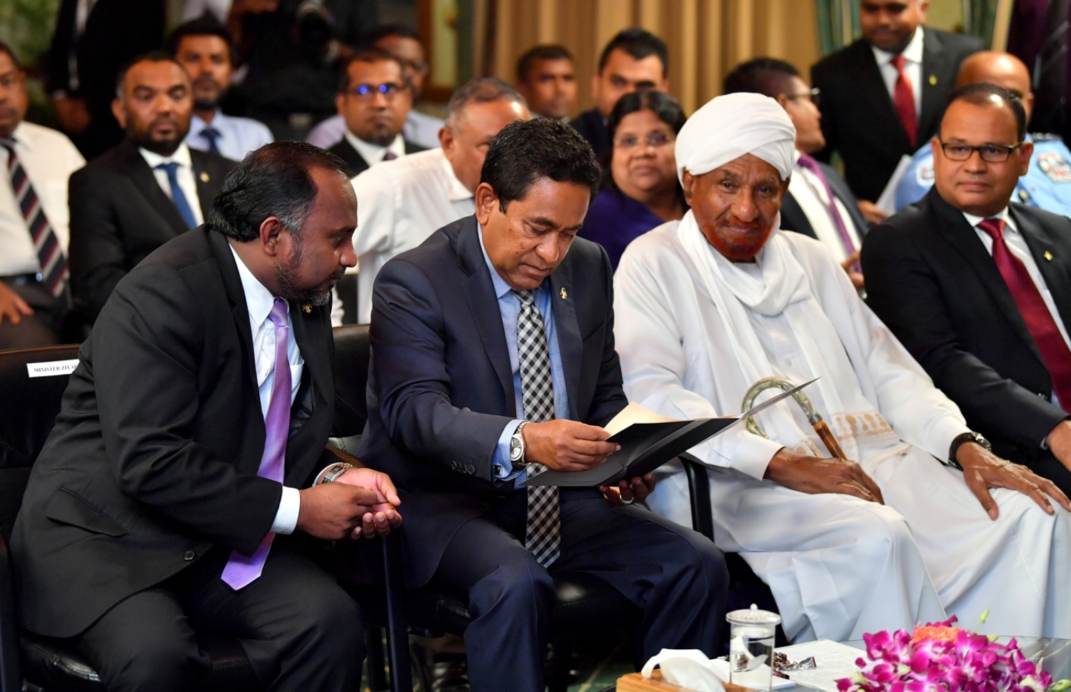 މާލެ: އޭޕްރިލް 15، 2018: އިސްލާމް ދީނުގެ އަސާސްތައް ކުރިއަރުވައި ސައްހަ މައުލޫމާތު ފެތުރުމާއި ދީނީ ގޮތުން ހައްދު ފަހަނައަޅައިދިއުމާއި ޓެރަރިޒަމާ ދެކޮޅަށް ކުރައްވާ މަސައްކަތްޕުޅުގެ އަގު ވަޒަންކޮށް، އިންޓަނޭޝަނަލް މޮޑެރޭޝަން ފޯރަމް އިން ޚާއްސަ އެވޯޑެއް ރައީސް އަބްދުﷲ ޔާމީނަށް އެރުވުމަށް ރައީސް އޮފީހުގައި ބޭއްވި ރަސްމިއްޔާތުގައި، ސޫދާންގެ ކުރީގެ ބޮޑުވަޒީރު އަދި އިންޓަނޭޝަނަލް މޮޑެރޭޝަން ފޯރަމްގެ ރައީސް، އައްސާދިގު އައްސިއްދީގު އަބްދުއްރަހްމާން އަލްމަހްދީ(ކ-2) އާއި ރައީސް އަބްދުﷲ ޔާމީން(މ) އަދި އިސްލާމިކް މިނިސްޓަރު ޒިޔާދު ބާގިރު(ވ) ބައިވެރިވެ ވަޑައިގަންނަވަނީ.-- ފޮޓޯ: ރައީސް އޮފީސް