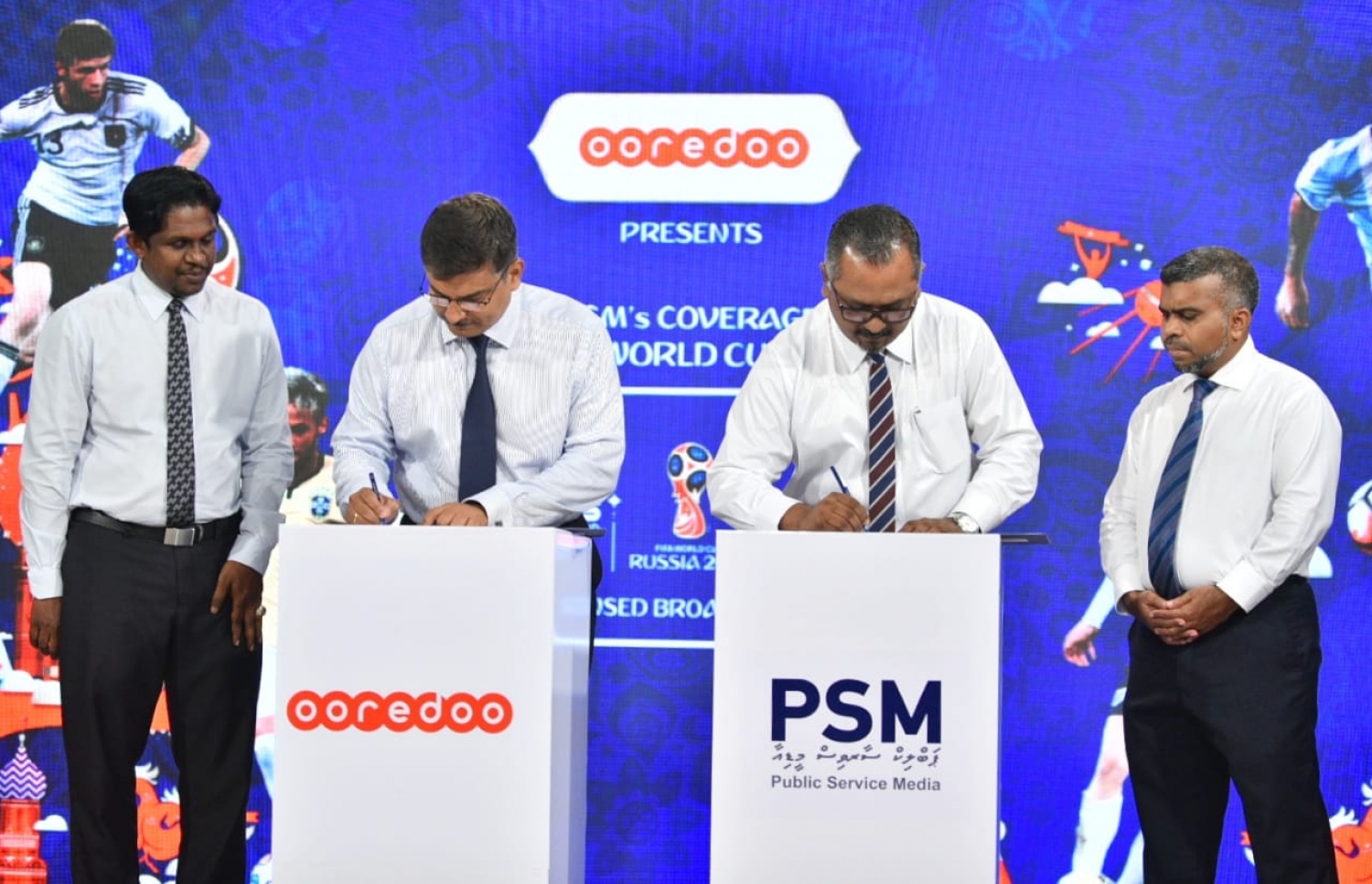 އުރީދޫގެ ސީއީއޯ ނަޖީބް ޚާން (ވ) އަދި ޕީއެސްއެމްގެ މެނޭޖިން ޑައިރެކްޓާ އިބްރާހިމް ހަލީލު އެއްބަސްވުމުގައި ސޮއި ކުރައްވަނީ.-- ފޮޓޯ: މިހާރު/ހުސައިން ވަހީދު