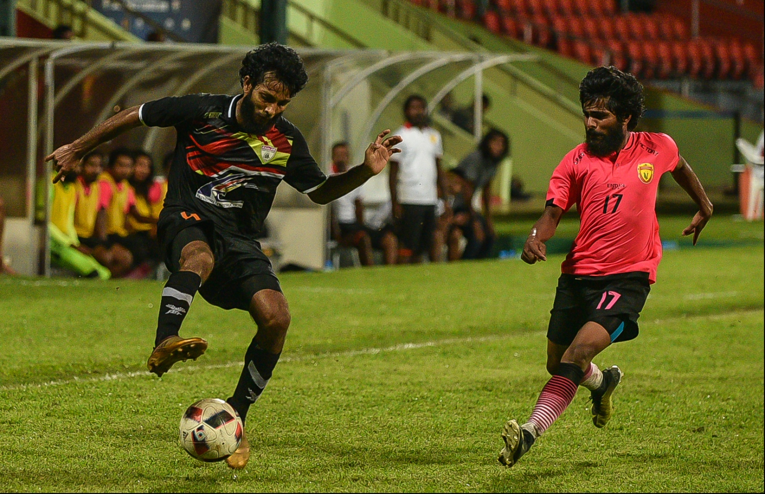 އީގަލްސްގެ ސިފާއު (ވ) ޔުނައިޓެޑް ވިކްޓަރީގެ ނޫރައްދީން ކައިރިން ބޯޅަ ހިފައިގެންދާން މަސައްކަތްކުރަނީ. -- ފޮޓޯ:ހުސެއިން ވަހީދު/ މިހާރު