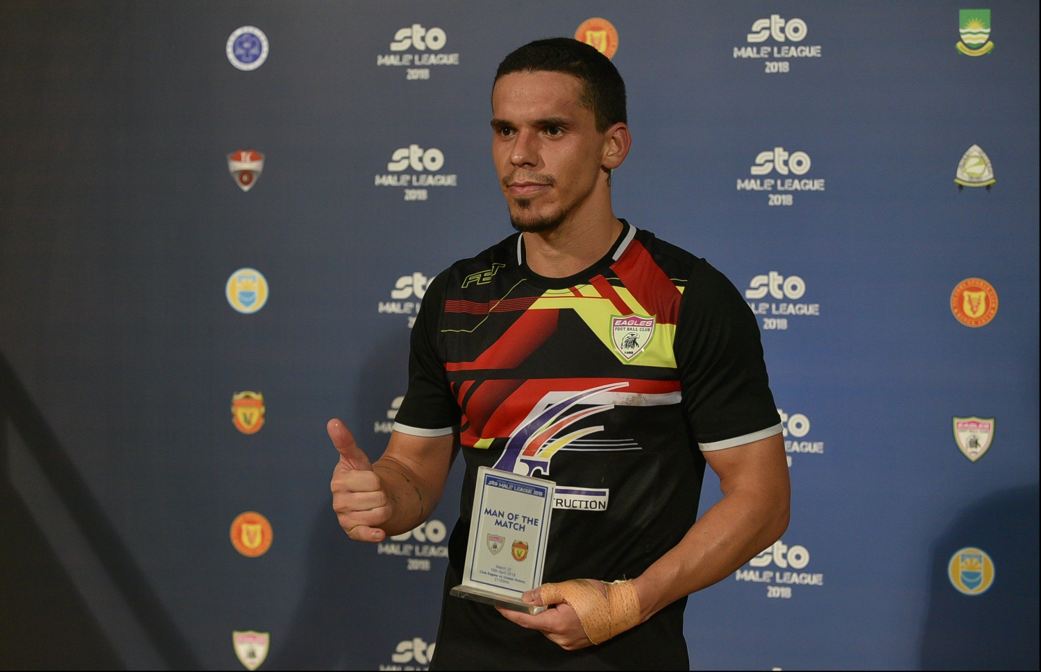 ލުއިޒް އެޑުއާޑޯ މޭން އޮފް ދަ މެޗުގެ އިނާމާ އެކު. --ފޮޓޯ: ހުސެއިން ވަހީދު/ މިހާރު