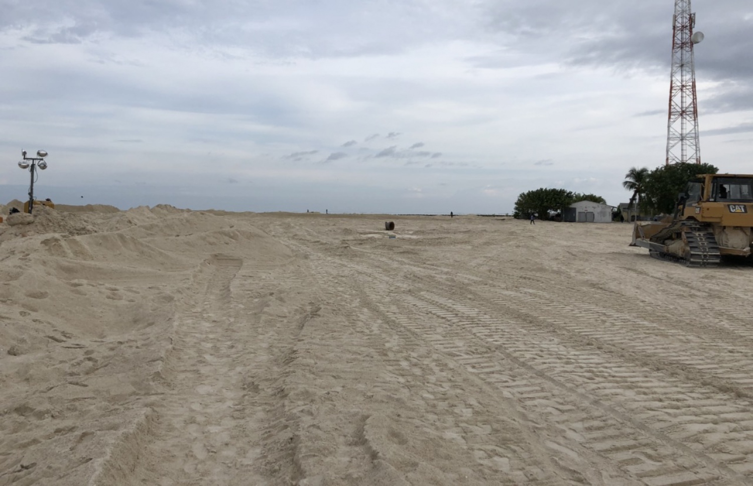 ކޮމަންޑޫ ބިން ހިއްކުމަށްފަހު، ބިންގަނޑު ލެވެލް ކުރުމުގެ މަސައްކަތް ކުރަނީ. - ފޮޓޯ: ކޮމަންޑޫ ކައުންސިލް