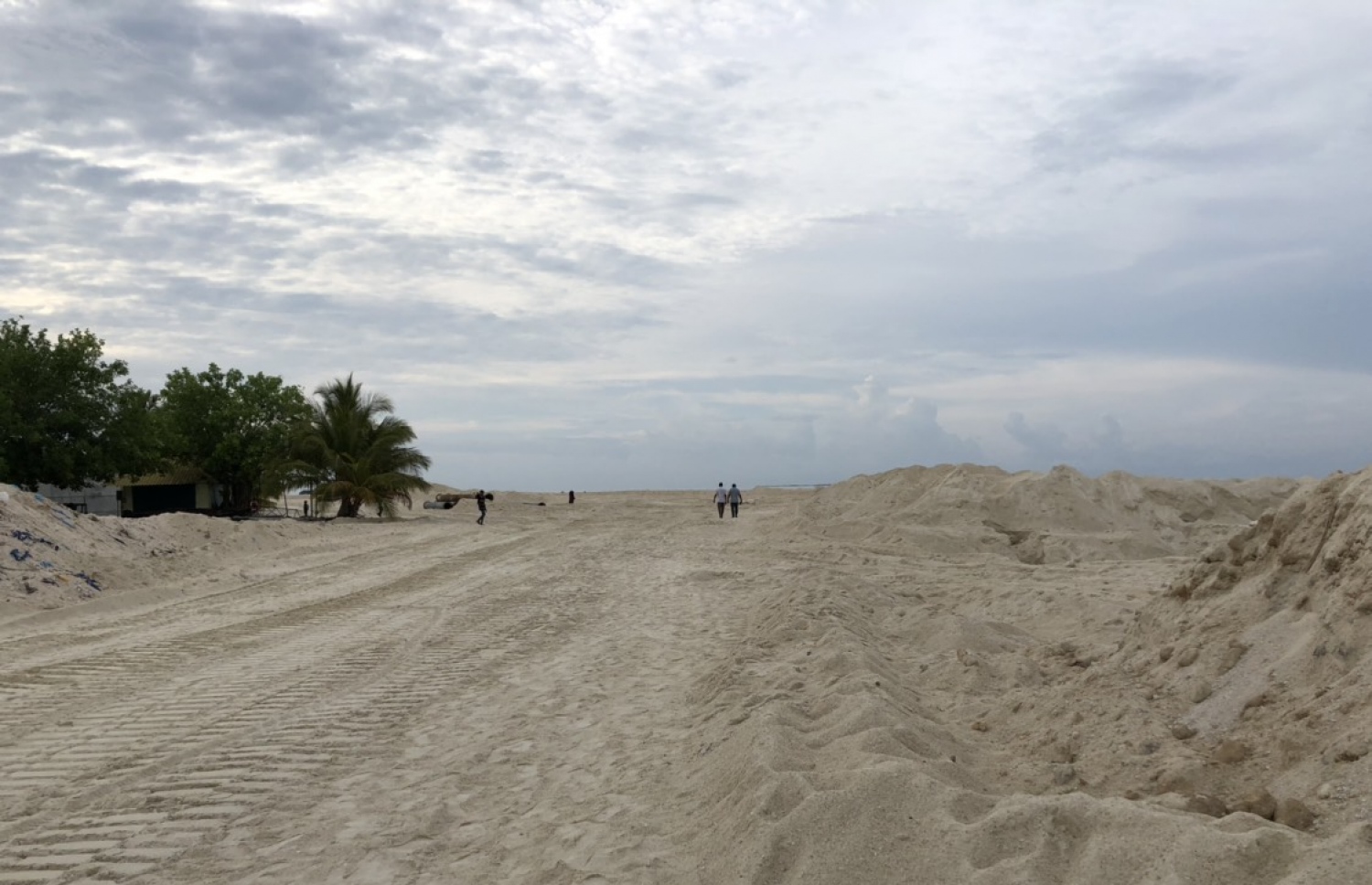 ކޮމަންޑޫ ބިން ހިއްކުމަށްފަހު، ބިންގަނޑު ލެވެލް ކުރުމުގެ މަސައްކަތް ކުރަނީ. - ފޮޓޯ: ކޮމަންޑޫ ކައުންސިލް