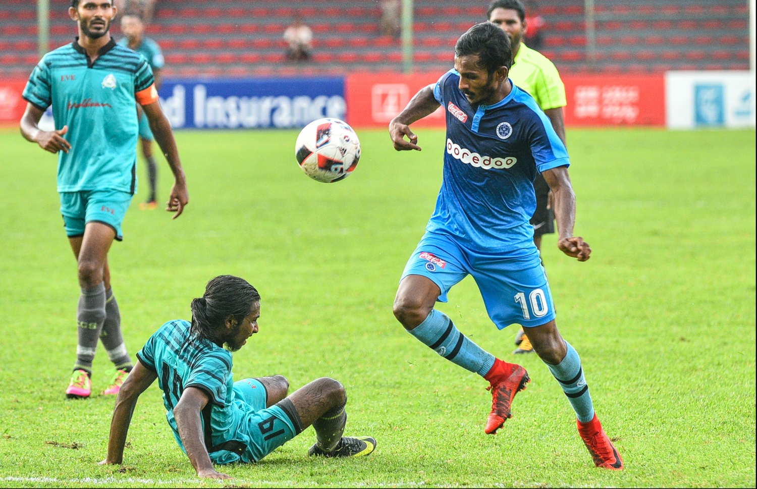 ނިއުގެ ސެންޓޭ (ކ) ގްރީންގެ ފަރުއްކޮ ކައިރިން ބޯޅަ ހިފައިގެންދަނީ.-- ފޮޓޯ: ހުސެއިން ވަހީދު/ މިހާރު