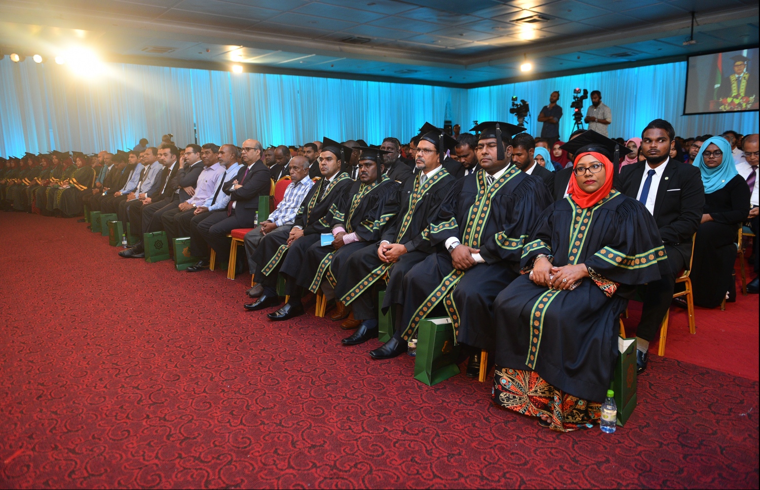 އައިޔޫއެމްގެ ދަސްވެނިވުމުގެ ހަފުލާގައި ބައިވެރިވި ބައެއް ދަރިވަރުން.--ފޮޓޯ: ހުސެއިން ވަހީދު/ މިހާރު