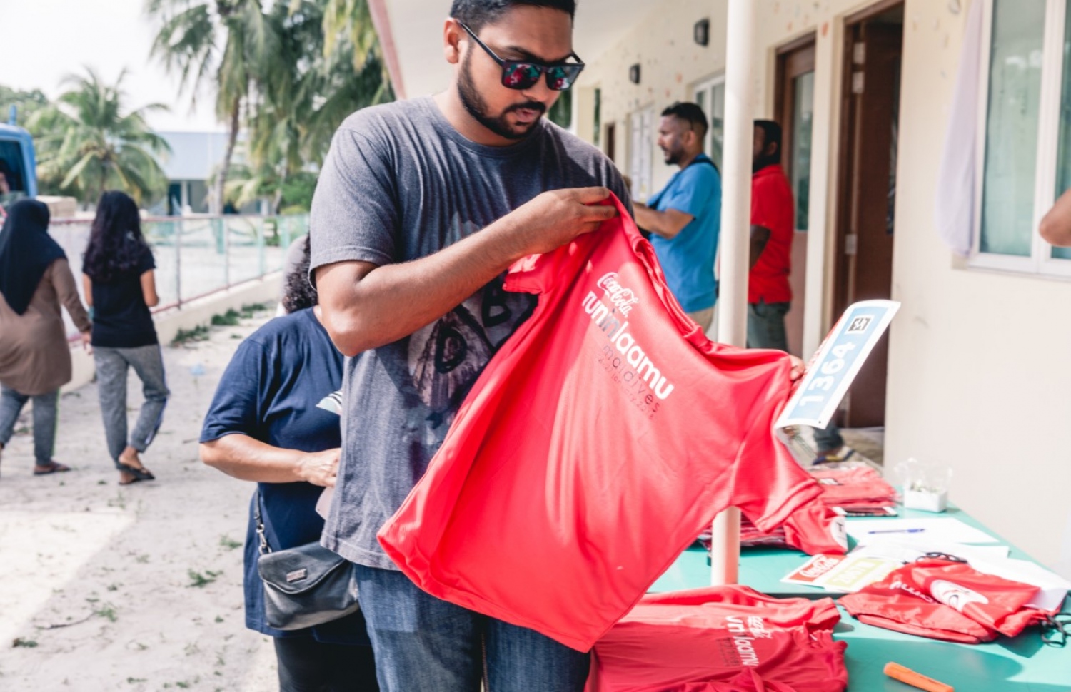 ރަން އިން ލާމުގެ ބައިވެރިޔަކު ކިޓް ނަގަނީ. --ފޮޓޯ: ޓީއެފްޖީ