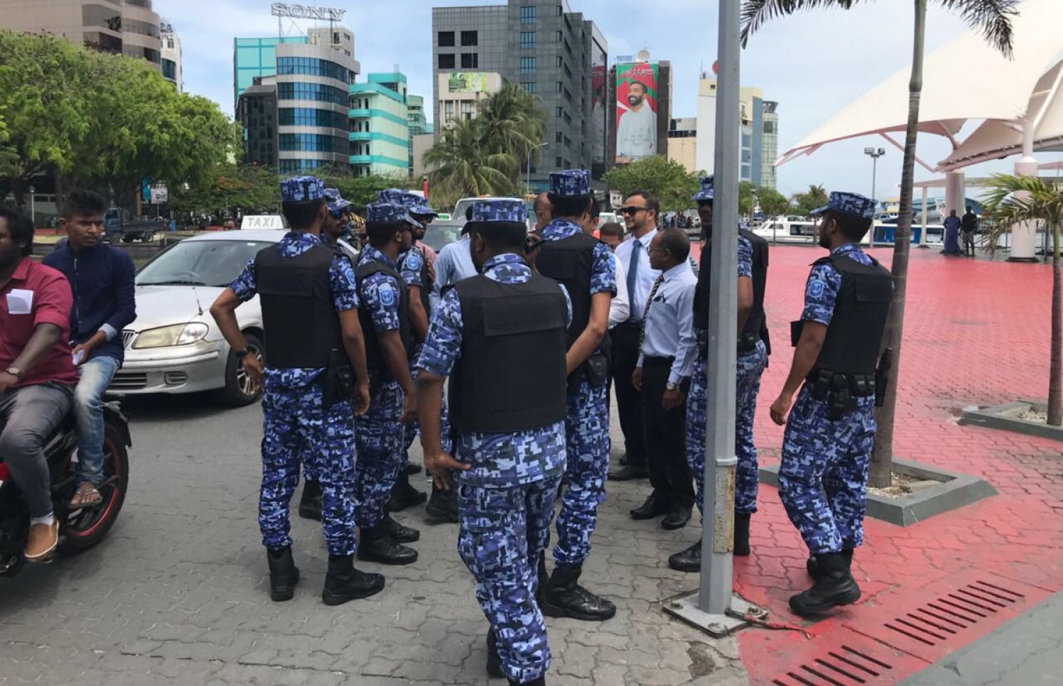 އެޕޮއިންޓްމެންޓަކާ ނުލައި ނަވާޒްއާ ބައްދަލުކުރަން އިދިކޮޅުން ދިއުމުން، ފުލުހުން ހުރަސްއަޅަނީ. --ފޮޓޯ: ސޯޝަލްމީޑިއާ