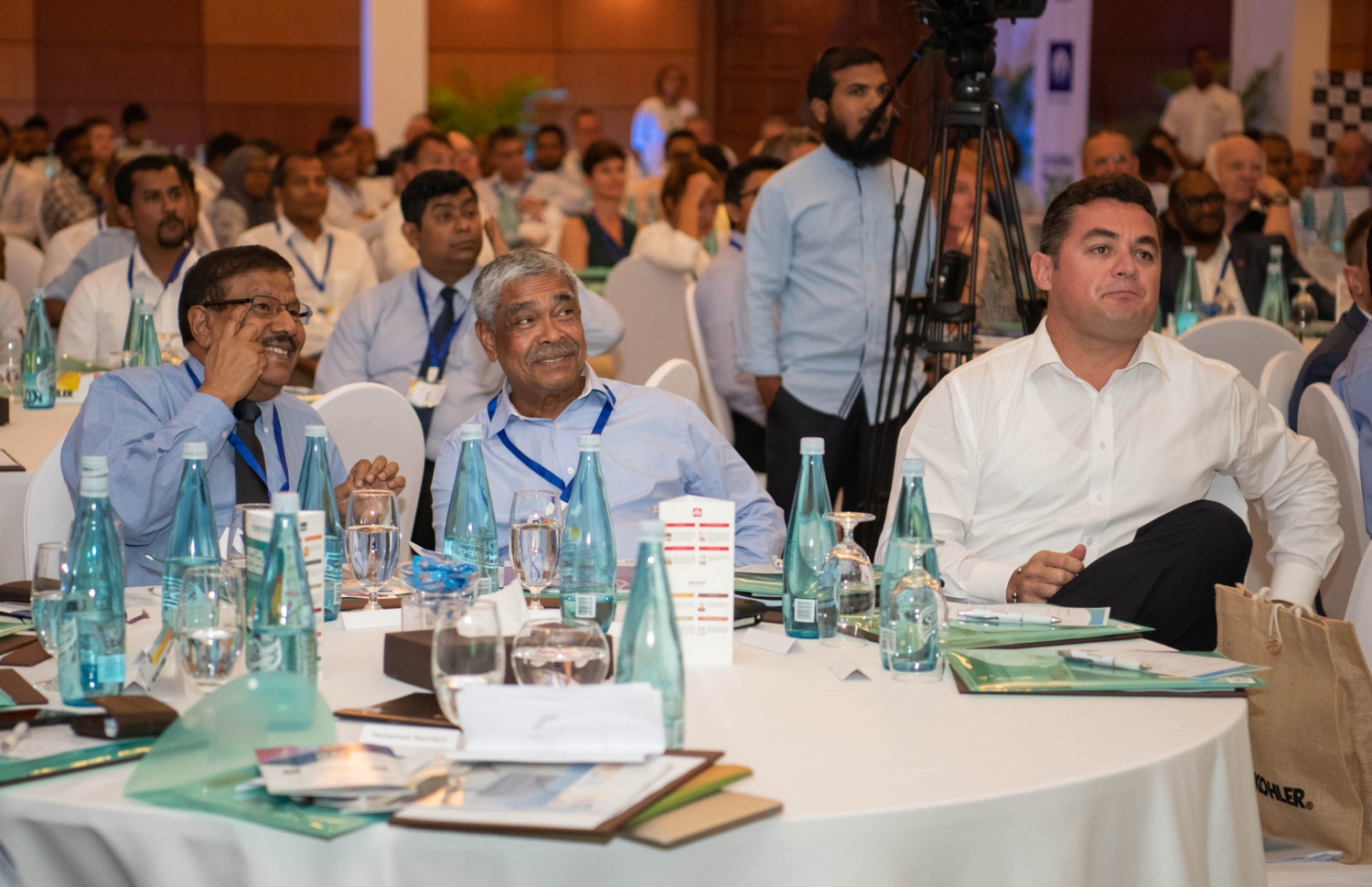 ހޮޓެލިއާ މޯލްޑިވްސް އިން ދާދިފަހުން ބޭއްވި ރިސޯޓުތަކުގެ އިސް ވެރިންގެ ބައްދަލުވުމުގައި ޔުނިވާސަލް އެންޓްޕްރައިސަސްގެ ޗެއާމަން އެމްޔޫ މަނިކު (ވ) އަދި ކްރައުން ކޮމްޕެނީގެ ޑިރެކްޓަރު ހުސެއިން އަފީފާއި ހިލްޓަން ހޮޓެލްސްގެ ލަގްޒަރީ އޭޝިއާ ޕެސިފިކް ރީޖަންގެ ވައިސް ޕްރެޒިޑެންޓް ޑެނިއަލް ވެލްކް ބައިވެރިވެވަޑައިގަންނަވަނީ. ފޮޓޯ: ހޮޓެލިއާ މޯލްޑިވްސް