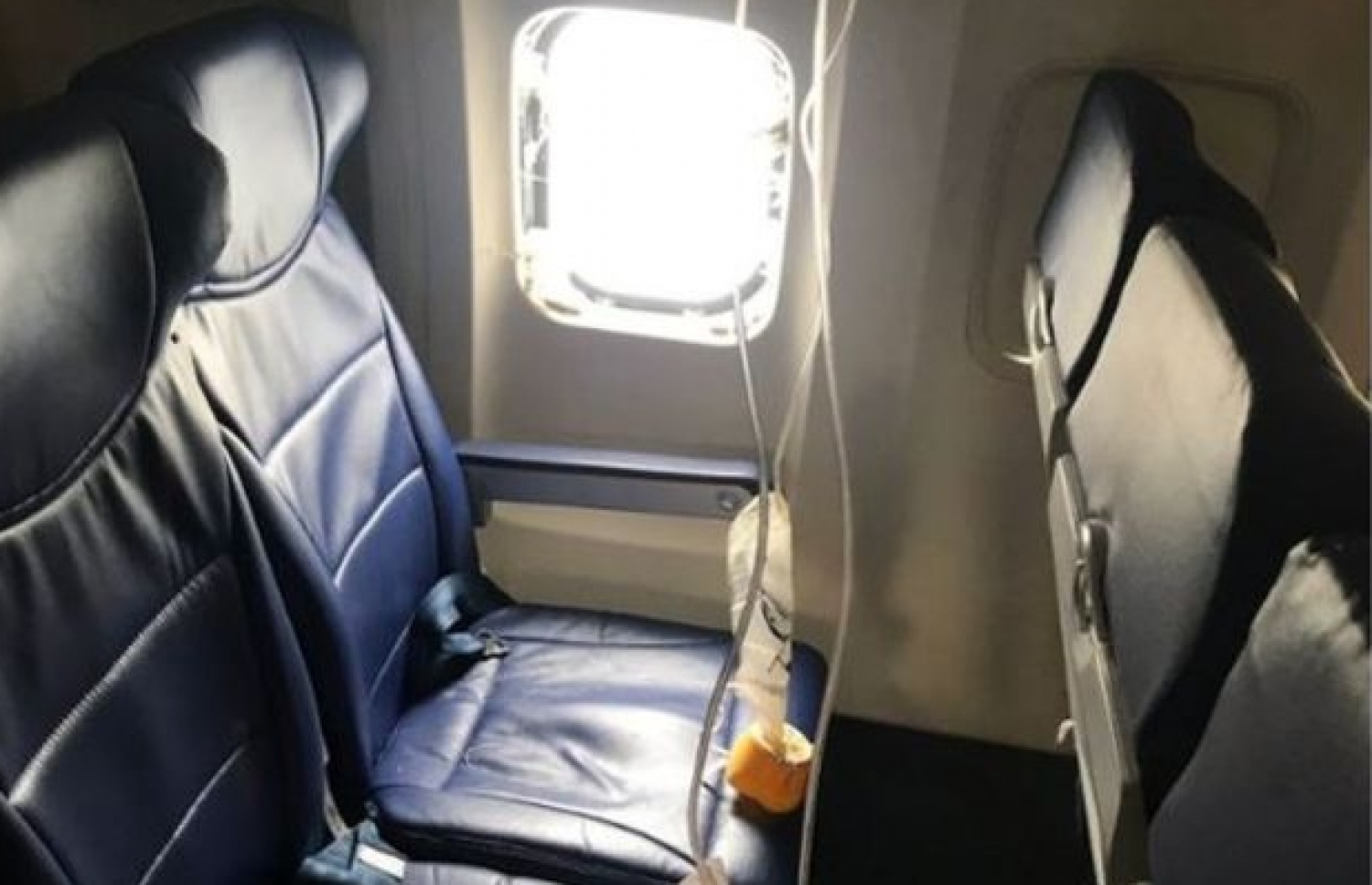 ސައުތުވެސްޓް އެއާލައިންސްގެ އިންޖީނުން ބައެއް ނެއްޓި ޖެހުމުން ބޯޓުގެ ކުޑަ ދޮރު ފަޅައިގެން ގޮސްފައި.