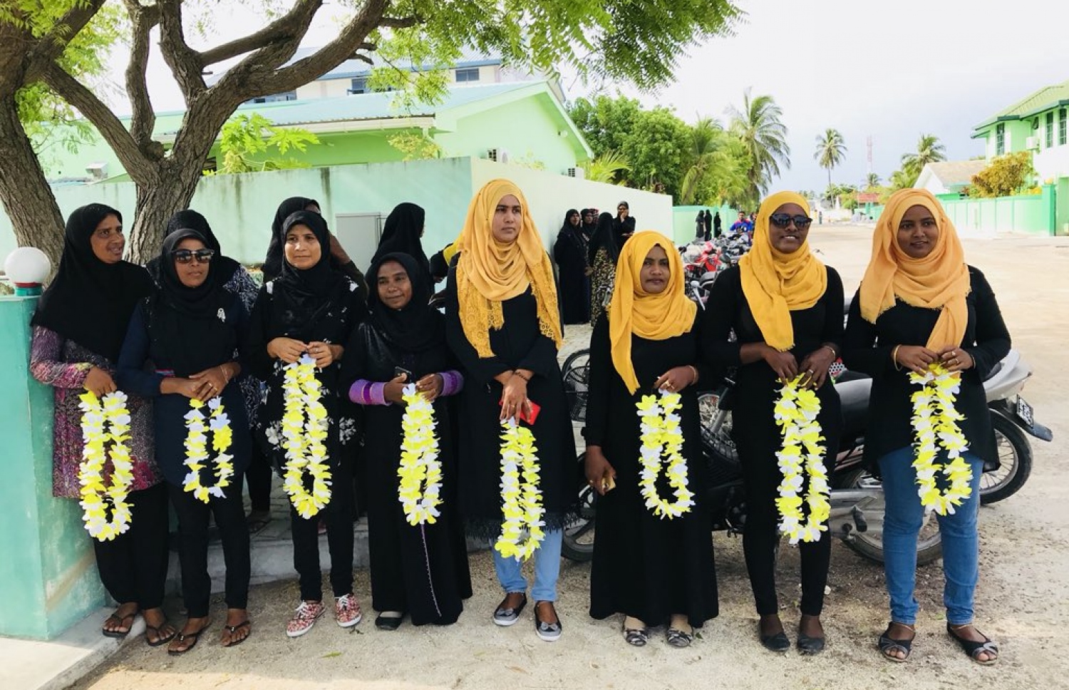 ސަސްޕެންޝަނަށް ފަހު ދިއްދޫ ކައުންސިލަރުން މަސައްކަތަށް ނިކުމެވަޑައިގަންނަވާތީ، އެމްޑީޕީގެ ސަޕޯޓަރުން މަރުހަބާ ދެންނެވުމަށް މާފަތި ހިފައިގެން-- ފޮޓޯ: ޓްވިޓާ
