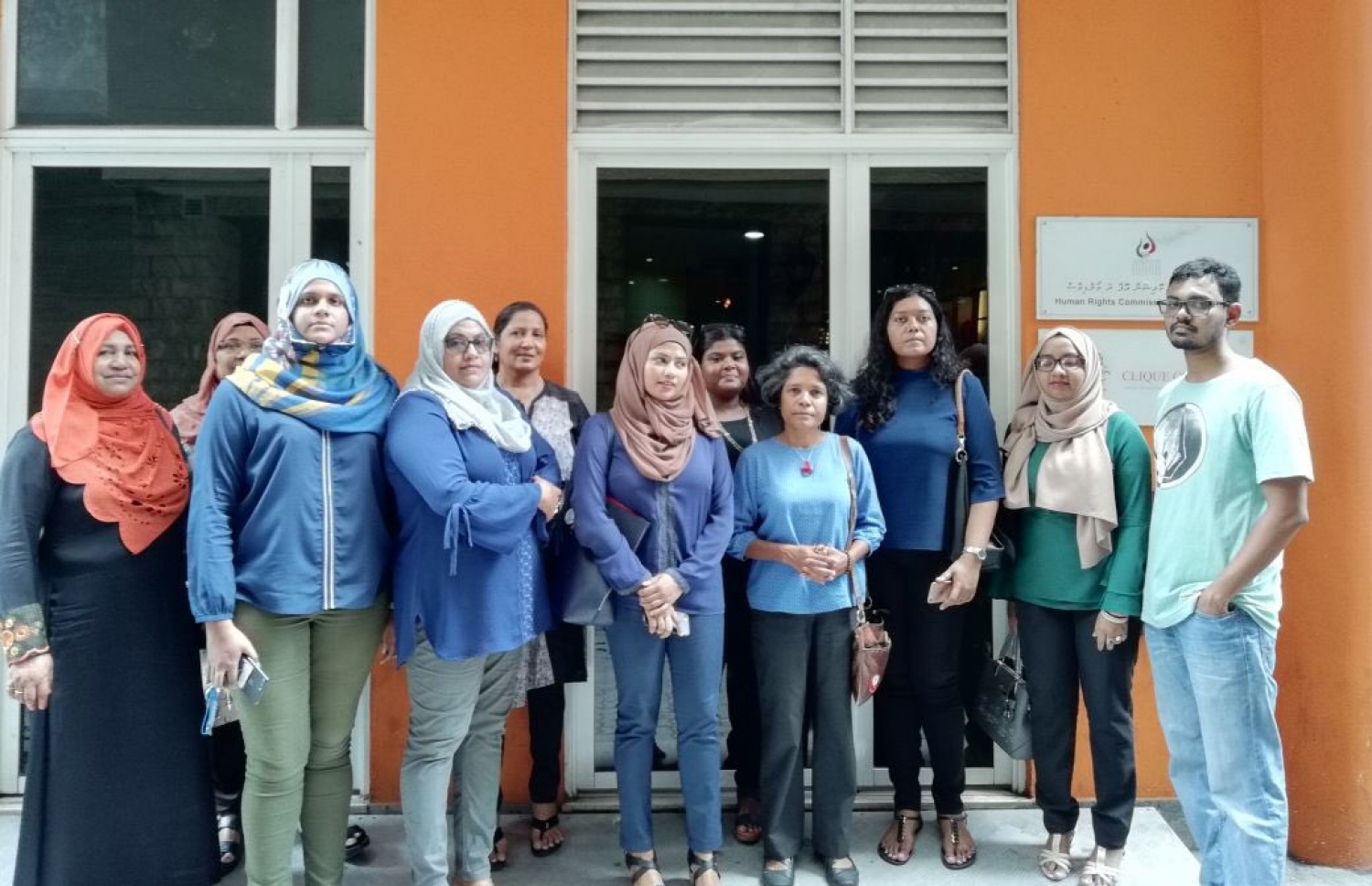 ޔާމީންގެ އާއިލާ އަދި ރައްޓެހިން، އޭނާގެ ޝަރީއަތް ސިއްރުކޮށްގެން ކުރިއަށްގެންދާތީ، އެކަމުގެ ކަންބޮޑުވުންތައް ހިއްސާކުރަން އެޗްއާރުސީއެމްގައި.-- ފޮޓޯ: