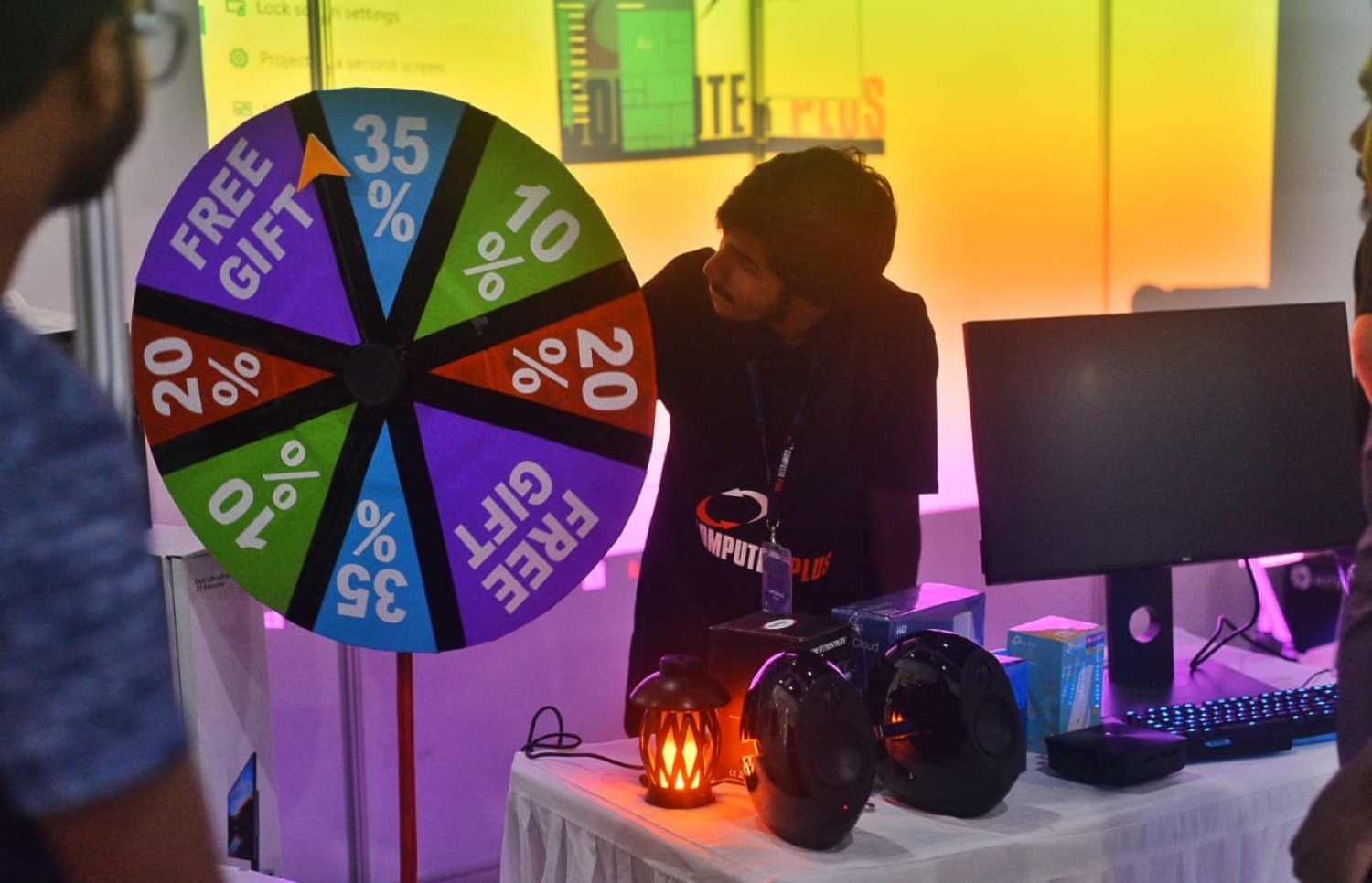 ކޮންޒިއުމާ ފެއާގެ ތެރެއިން: ސްޓޯލްތަކުން ވެސް ޚާއްސަ ޕްރޮމޯޝަންތައް ހިންގާނެ.-- ފޮޓޯ: މިހާރު/ހުސައިން ވަހީދު