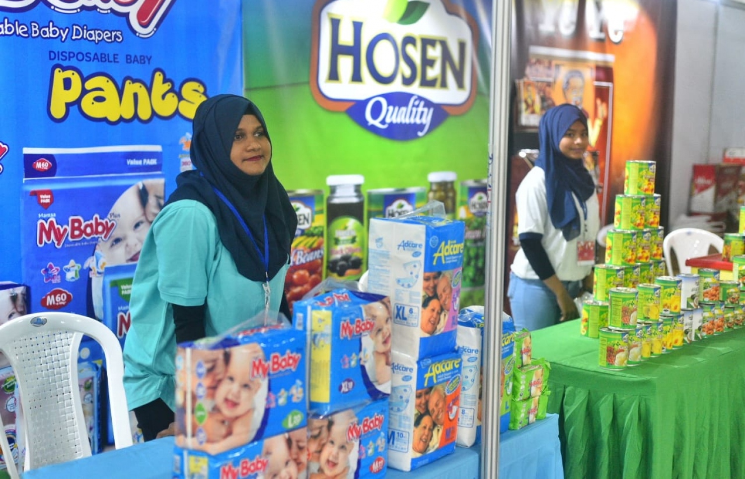 ކޮންޒިއުމާ ފެއާގެ ތެރެއިން: ފެއާގައި ވިއްކާ ސާމާނު ތަޖުރިބާ ކޮށްލުމުގެ ފުރުސަތު ލިބޭނެ.-- ފޮޓޯ: މިހާރު/ހުސައިން ވަހީދު