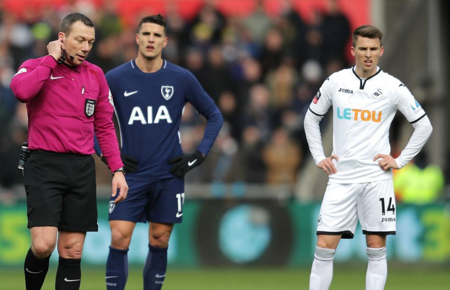 އިނގިރޭސި އެފްއޭ ކަޕްގެ މެޗެއްގެ ތެރެއިން ރެފްރީ ނިންމުމެއް ބަދަލުކުރަން ވީއޭއާރްގެ ލަފާ ހޯދަން މެޗު ހުއްޓާލައިގެން. -- ފޮޓޯ: އޭއެފްޕީ