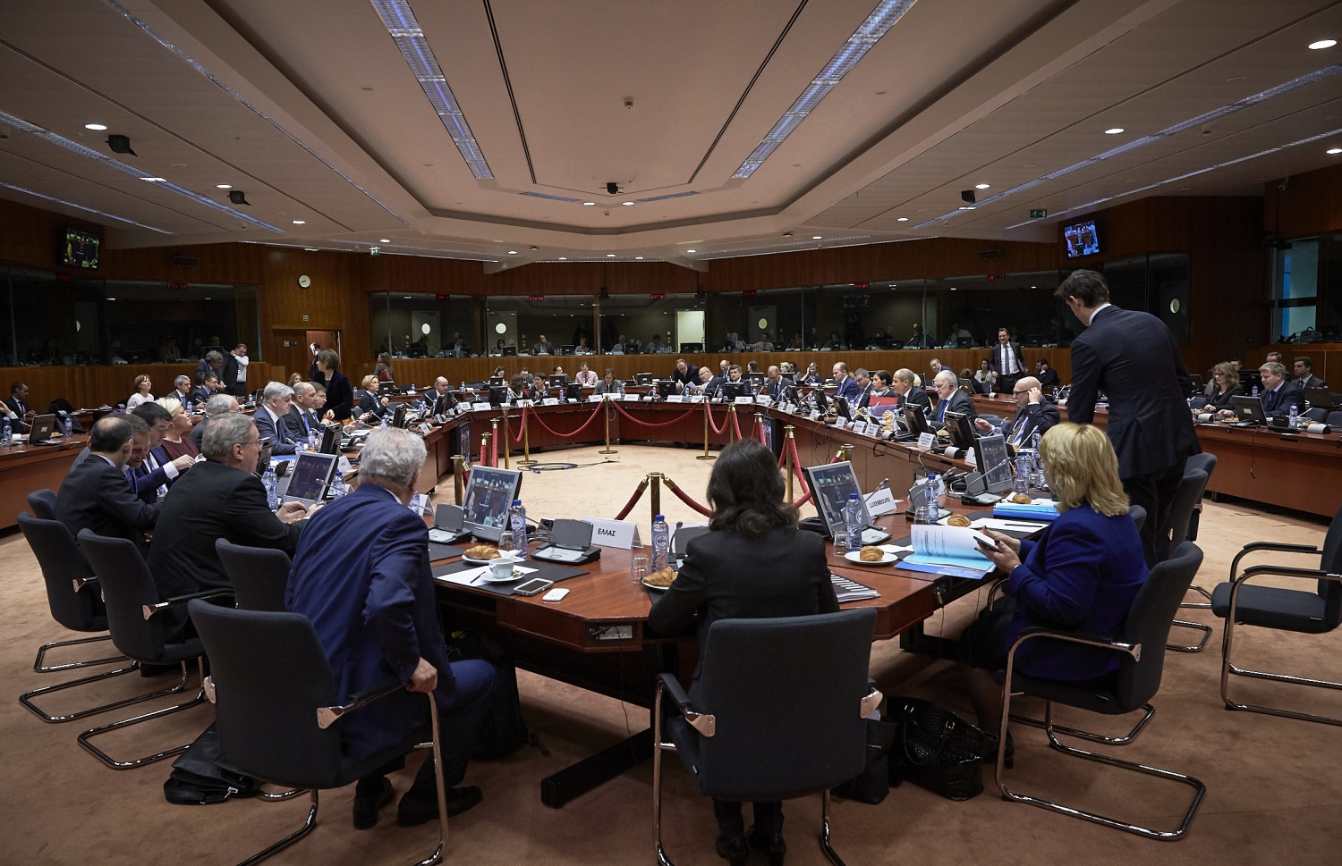 އީޔޫ ކައުންސިލްގެ ބައްދަލުވުމެއް ކުރިއަށް ގެންދަނީ.