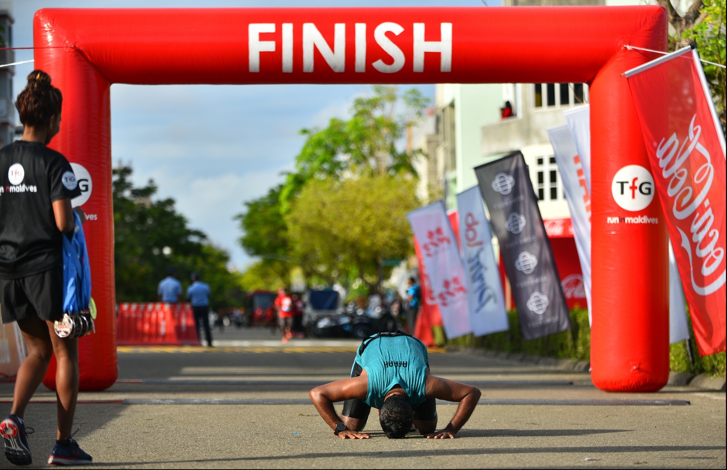 ޓީއެފްޖީ ކޮކާކޯލާ ލޯންގް ރަންގެ ރޭހެއް ނިންމުމަށް ފަހު ބައިވެރިޔަކު ޝުކުރުގެ ސަޖިދައެއް ޖަހަނީ. --ފޮޓޯ: ހުސެއިން ވަހީދު/ މިހާރު