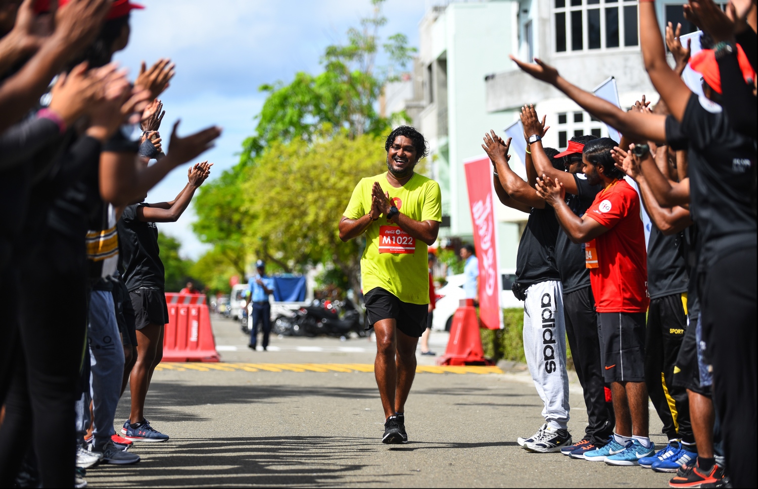 ޓީއެފްޖީ ކޮކާކޯލާ ލޯންގް ރަންގެ ރޭހެއް ނިންމި ބައިވެރިޔަކަށް މަރުހަބާ ކިޔަނީ. --ފޮޓޯ: ހުސެއިން ވަހީދު/ މިހާރު