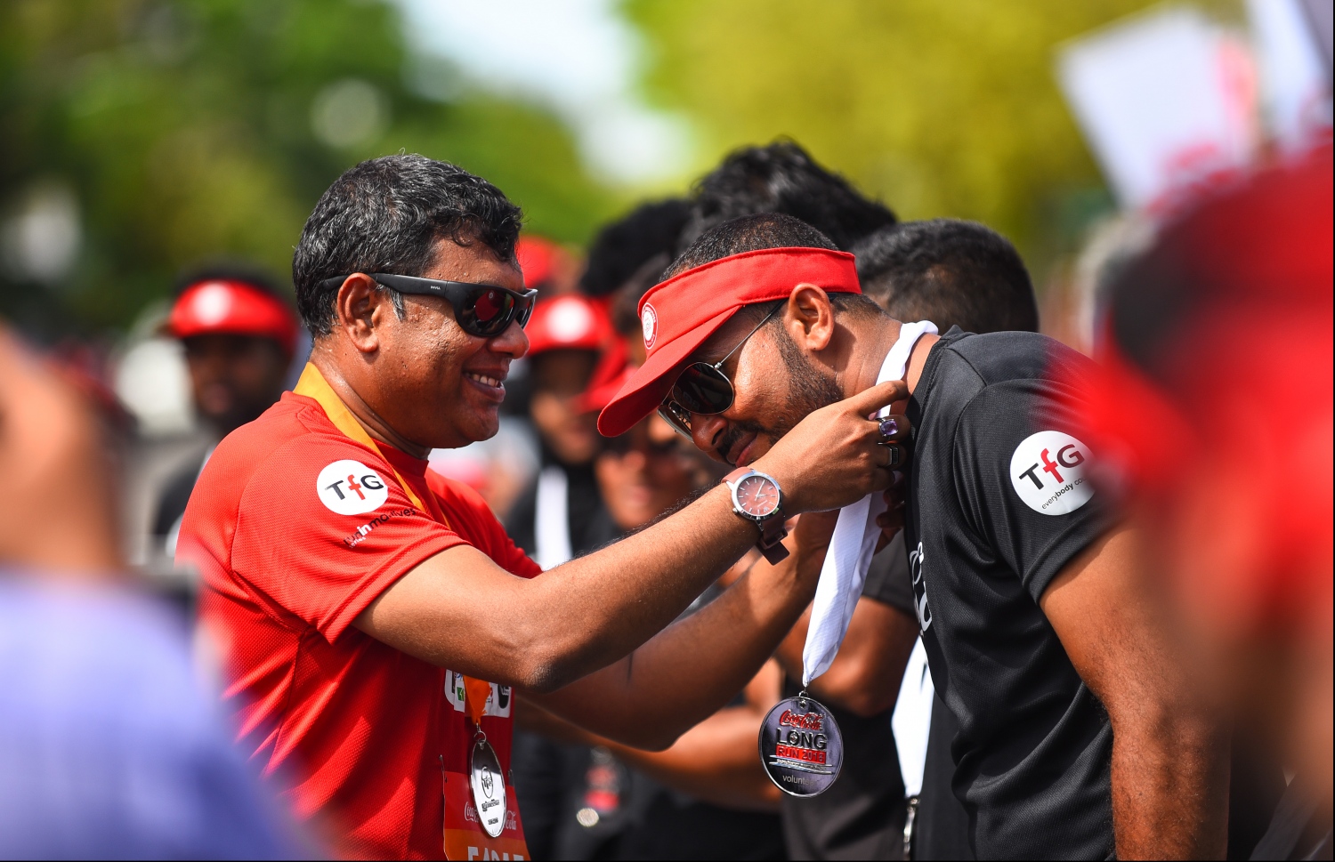 ޓީއެފްޖީ ކޮކާކޯލާ ލޯންގް ރަންގެ ވޮލަންޓިއަރުންނަށް މެޑަލް ދެނީ. --ފޮޓޯ: ހުސެއިން ވަހީދު/ މިހާރު