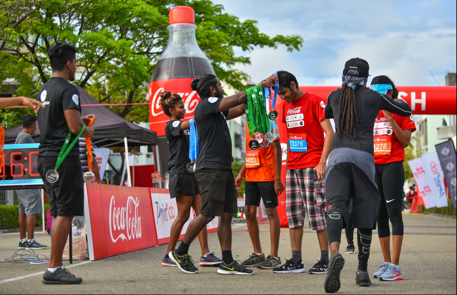 ހުޅުމާލެ: އޭޕްރިލް 120، 2018- ޓޯޓަލް ފިޓްނަސް ގްރޫޕް (ޓީއެފްޖީން) އިން ބޭއްވި ކޮކާކޯލާ ލޯންގް ރަންގެ ހަ ވަނަ އިވެންޓްގެ ތެރެއިން: ބޮޑު ތަރުހީބަކާއިއެކު ހުޅުމާލޭގައި، ހަތަރު ރޭހަކަށް ބަހާލައިގެން ބޭއްވި މިދުވުމުގައި ޖުމްލަ 1500 ދުވުންތެރިން ވަނީ ބައިވެރިވެފައި.--ފޮޓޯ: ހުސައިން ވަހީދު/މިހާރު