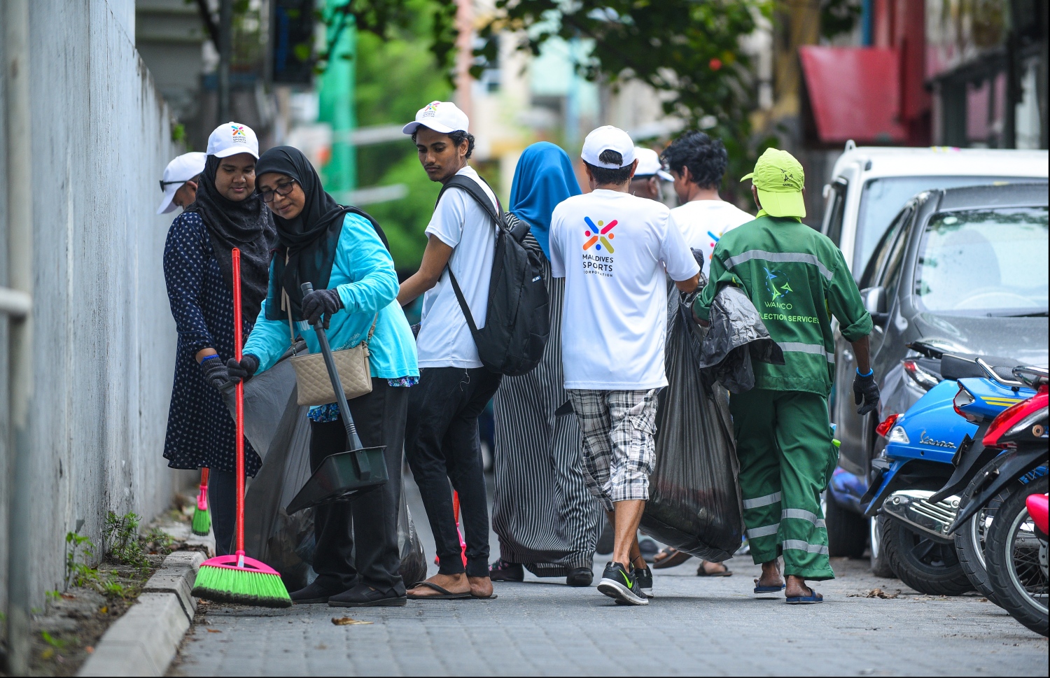 "މާ ސާފު މާލެ" ޕްރޮގްރާމްގައި މިއަދު މާލެ ސާފުކުރަނީ. -- ފޮޓޯ: ހުސެން ވަހީދު/މިހާރު