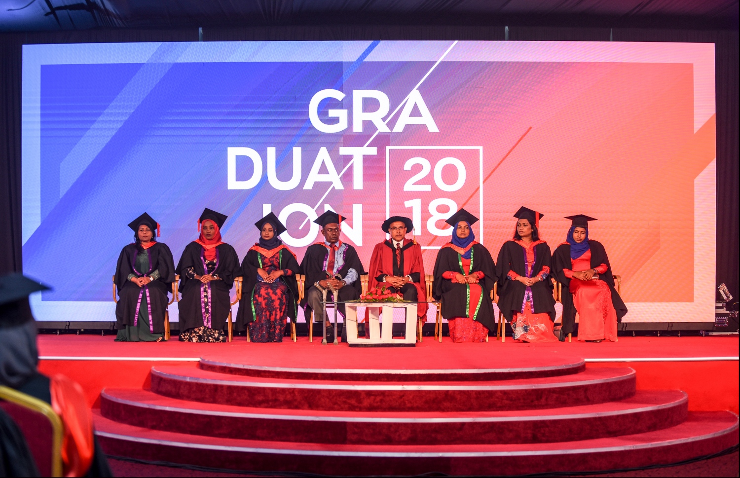 މާލެ: އޭޕްރިލް 20، 2018- މަންދު ކޮލެޖު ދަރިވަރުންގެ ދަސްވެނިވުމުގެ ރަސްމިއްޔާތުގެ ތެރެއިން: ދަރުބާރުގޭގައި ބޭއްވި މިރަސްމިއްޔާތުގައި، މަންދު ކޮލެޖުން ސެޓްފިކެޓް ލެވެލް އިން ފެށިގެން މާސްޓާސްއާ ހަމައަށް ކިޔެވި 324 ދަރިވަރުން ވަނީ ދަސްވެނިވެފައި .--ފޮޓޯ: ހުސައިން ވަހީދު/މިހާރު