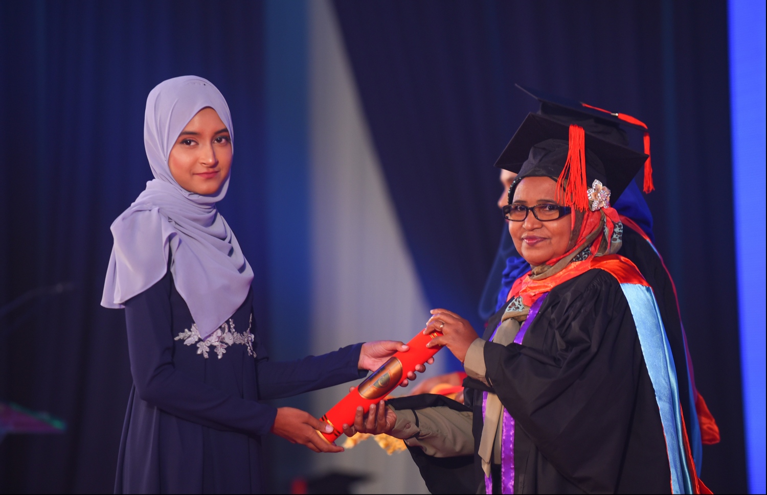 ×މާލެ: އޭޕްރިލް 20، 2018- މަންދު ކޮލެޖު ދަރިވަރުންގެ ދަސްވެނިވުމުގެ ރަސްމިއްޔާތުގެ ތެރެއިން: ދަރުބާރުގޭގައި ބޭއްވި މިރަސްމިއްޔާތުގައި، މަންދު ކޮލެޖުން ސެޓްފިކެޓް ލެވެލް އިން ފެށިގެން މާސްޓާސްއާ ހަމައަށް ކިޔެވި 324 ދަރިވަރުން ވަނީ ދަސްވެނިވެފައި .--ފޮޓޯ: ހުސައިން ވަހީދު/މިހާރު