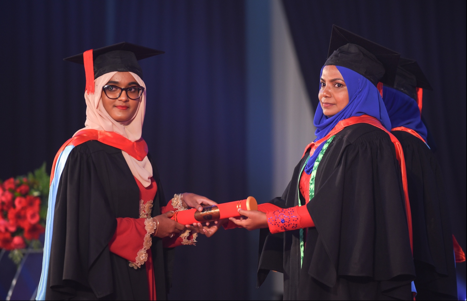 މާލެ: އޭޕްރިލް 20، 2018- މަންދު ކޮލެޖު ދަރިވަރުންގެ ދަސްވެނިވުމުގެ ރަސްމިއްޔާތުގެ ތެރެއިން: ދަރުބާރުގޭގައި ބޭއްވި މިރަސްމިއްޔާތުގައި، މަންދު ކޮލެޖުން ސެޓްފިކެޓް ލެވެލް އިން ފެށިގެން މާސްޓާސްއާ ހަމައަށް ކިޔެވި 324 ދަރިވަރުން ވަނީ ދަސްވެނިވެފައި .--ފޮޓޯ: ހުސައިން ވަހީދު/މިހާރު