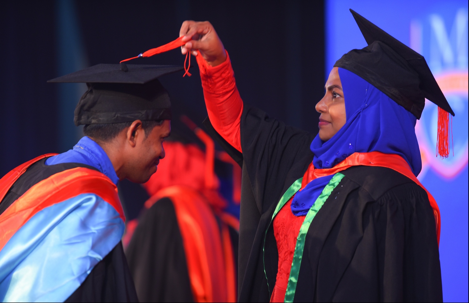 މާލެ: އޭޕްރިލް 20، 2018- މަންދު ކޮލެޖު ދަރިވަރުންގެ ދަސްވެނިވުމުގެ ރަސްމިއްޔާތުގެ ތެރެއިން: ދަރުބާރުގޭގައި ބޭއްވި މިރަސްމިއްޔާތުގައި، މަންދު ކޮލެޖުން ސެޓްފިކެޓް ލެވެލް އިން ފެށިގެން މާސްޓާސްއާ ހަމައަށް ކިޔެވި 324 ދަރިވަރުން ވަނީ ދަސްވެނިވެފައި .--ފޮޓޯ: ހުސައިން ވަހީދު/މިހާރު