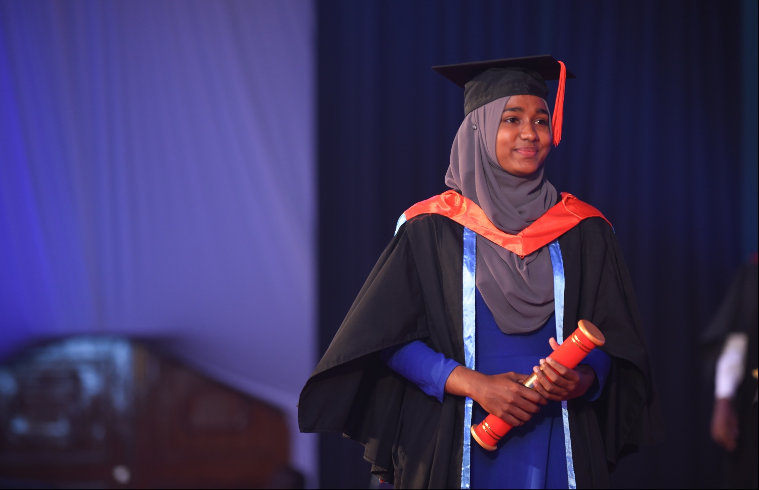 މާލެ: އޭޕްރިލް 20، 2018- މަންދު ކޮލެޖު ދަރިވަރުންގެ ދަސްވެނިވުމުގެ ރަސްމިއްޔާތުގެ ތެރެއިން: ދަރުބާރުގޭގައި ބޭއްވި މިރަސްމިއްޔާތުގައި، މަންދު ކޮލެޖުން ސެޓްފިކެޓް ލެވެލް އިން ފެށިގެން މާސްޓާސްއާ ހަމައަށް ކިޔެވި 324 ދަރިވަރުން ވަނީ ދަސްވެނިވެފައި .--ފޮޓޯ: ހުސައިން ވަހީދު/މިހާރު